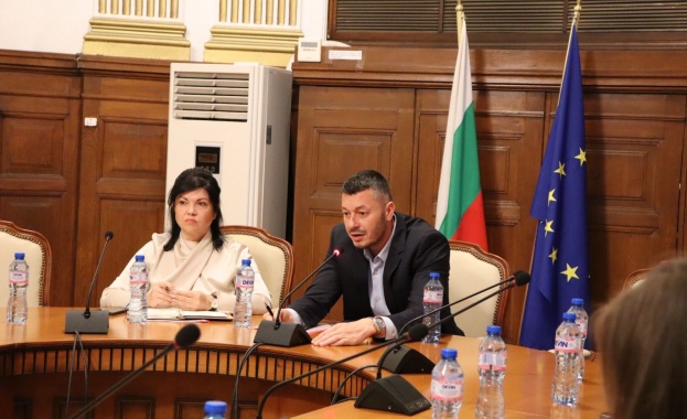 Проблемът с високата смъртност на пчелите е комплексен и трябва