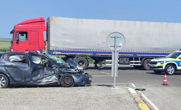 Товарен автомобил и лека кола се сблъскаха на кръстовището на