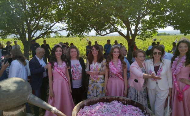 Председателят на Народното събрание Наталия Киселова присъства на 122 ия Празник