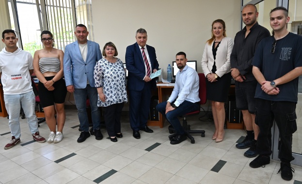 Започна приемът в УНСС, първите желаещи чакат от 7:30 часа