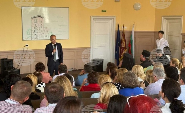Министър Вълчев откри обновената сграда на Националната финансово-стопанска гимназия в София