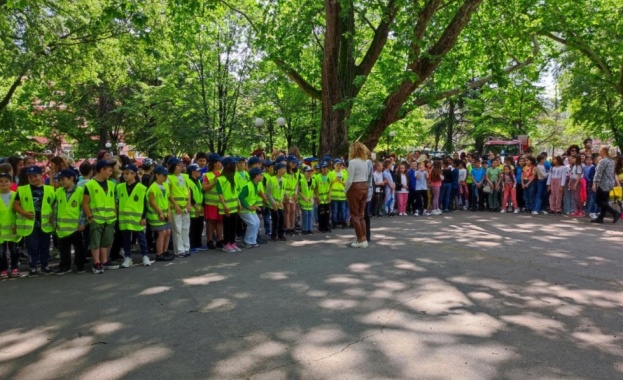 Състезание под надслов Ваканция здравей Да играем безопасно се