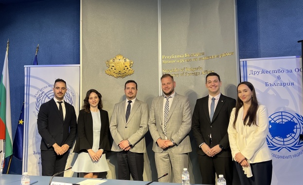 Заместник министърът на младежта и спорта Петър Младенов и заместник министърът на