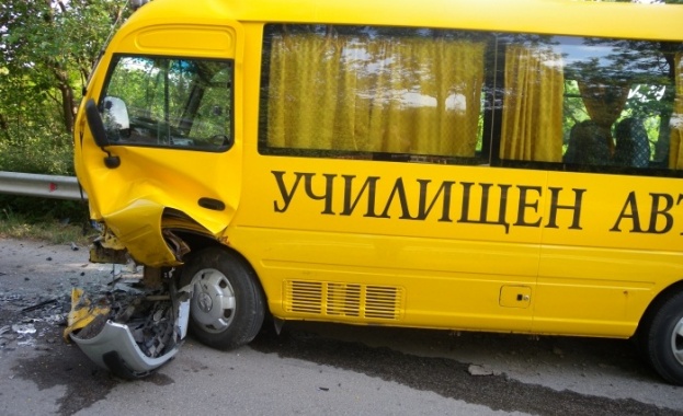 Училищен автобус катастрофира на кръстовище в село Тошевци Леко е