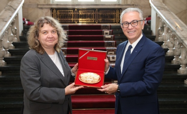 Председателят на Народното събрание Наталия Киселова разговаря с председателя на