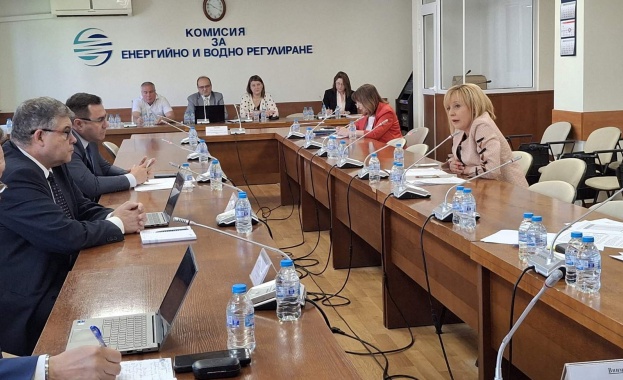 Вместо да намали цената на парното и топлата вода заради