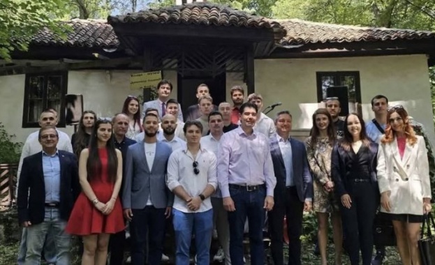 Социалисти и хора с леви убеждения се събраха пред дома