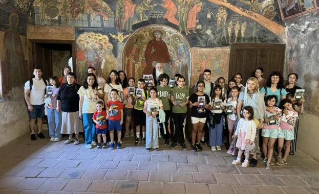 Игуменът на Бачковския манастир, Негово Преосвещенство Величкия епископ Сионий, подкрепи кампанията „Неделна искра“ на „Сдружение Азбукари“