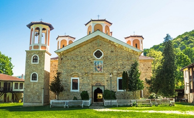 На 1 час от София: Водопад, манастир и пееща кула в Етрополе