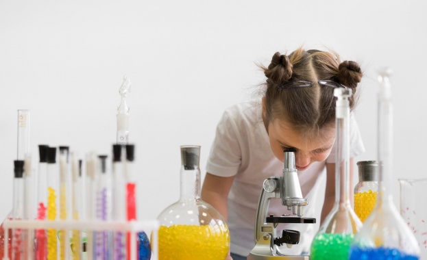 Министерството на образованието и науката съвместно с училища центрове за