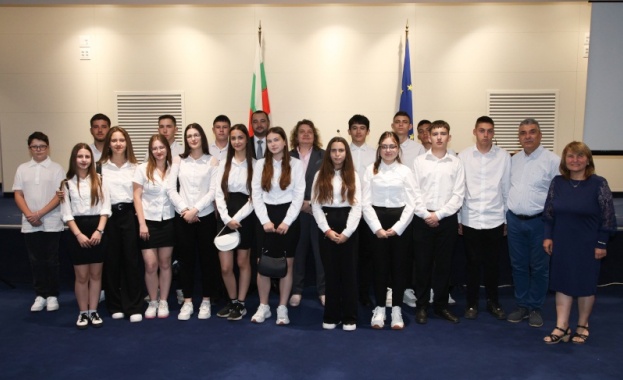 Председателят на Народното събрание Наталия Киселова посрещна в парламента ученици