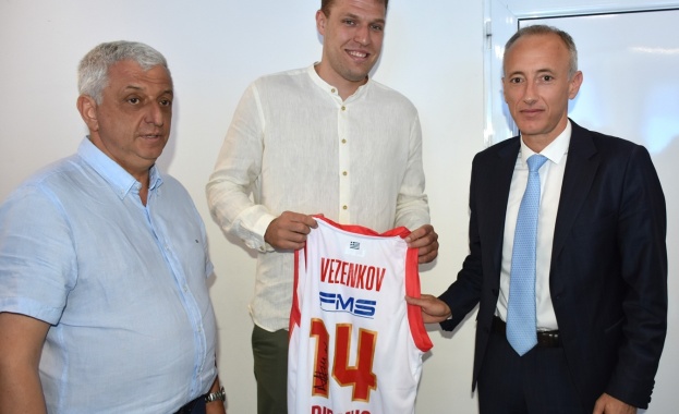 След успешното се дипломиране като бакалавър на Национална спортна академия