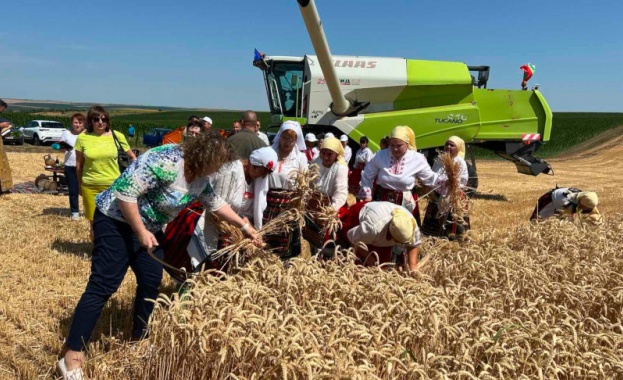 Никой не е по-голям от хляба, заяви Наталия Киселова на откриването на жътвата в село Манастирище