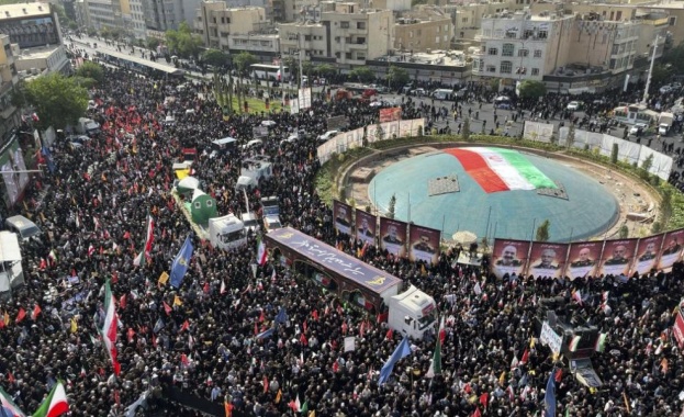 Хиляди излязоха по улиците на Техеран за погребението на иранските военни командири и ядрени физици