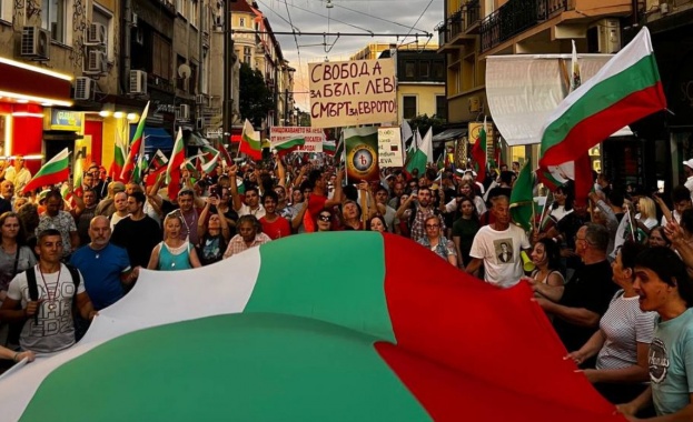 Вчера българските граждани отново протестираха против насилственото вкарване на страната