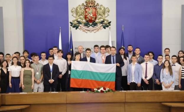 Учениците ще носят флага със себе си когато пътуват и