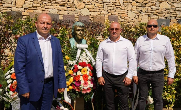 Представители на Възраждане на откриването на бюст паметник на Христо Фотев