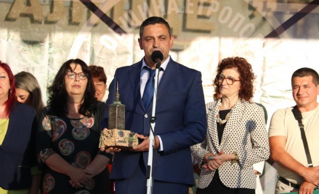 Етрополе посрещна Петровден с грандиозен концерт който събра хиляди жители