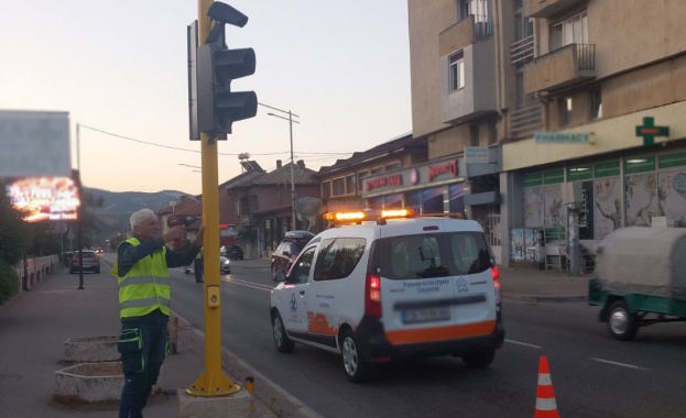 Монтиран е светофарът на път I-1 в Кресна Монтиран е светофарът на път I-1 в Кресна