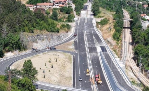 Очаква се днес да бъде пуснато движението по пътя Мездра