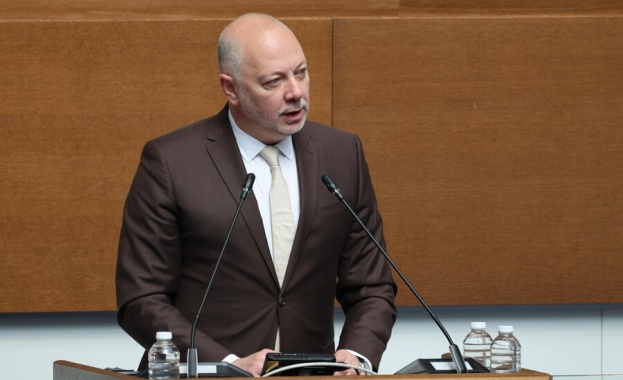 Правителството мотивира избора си с неговата политическа неутралност и потенциала