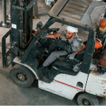 Как мотокарите повишават ефективността в склада 