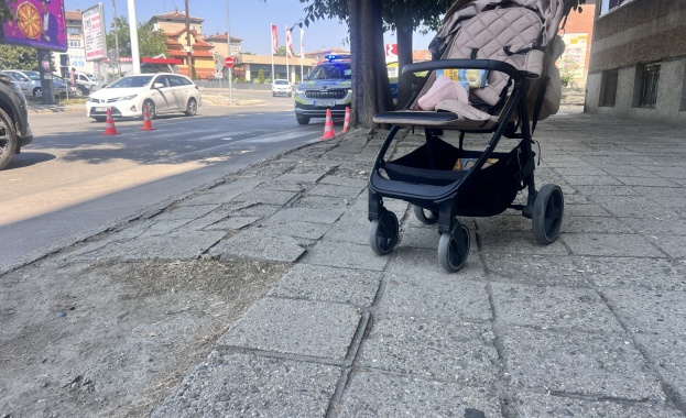 Майка с детска количка е блъсната от автомобил на пешеходна