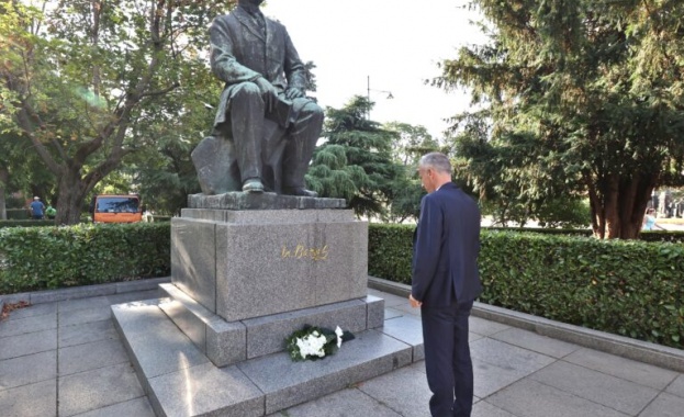 Министърът на образованието и науката Красимир Вълчев поднесе цветя на