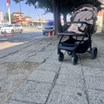 Кола блъсна майка с малко дете на пешеходна пътека в Казанлък