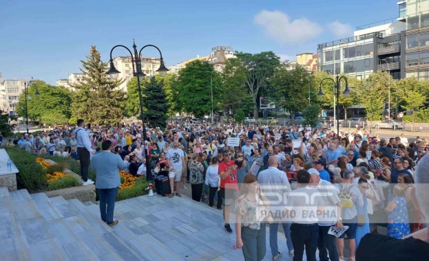Стотици са се събрали пред сградата на Община Варна в