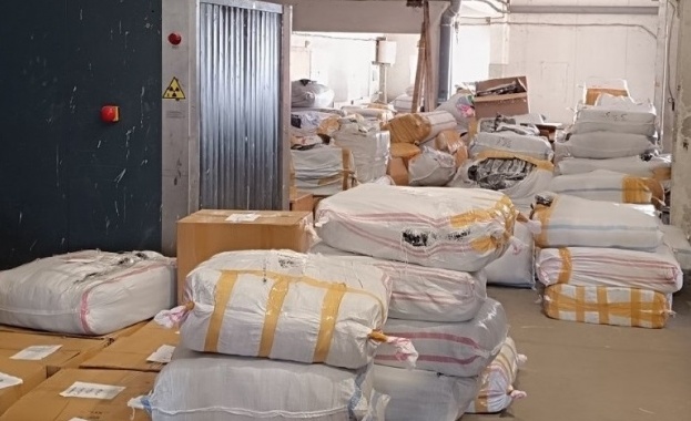 Голямо количество от 29 735 облекла автомобилни аксесоари и опаковки