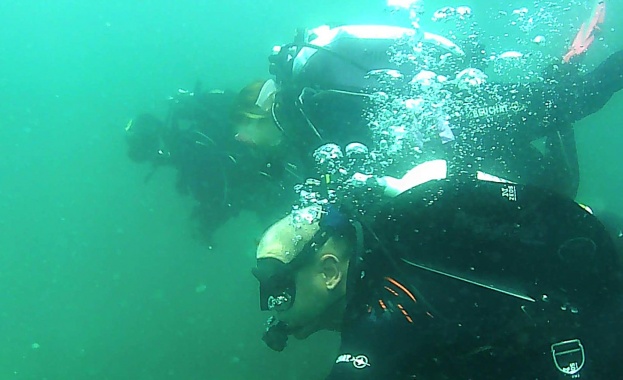 Водолази от Сдружение с нестопанска цел Приятели на морето