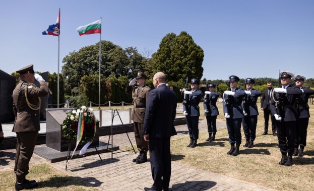 Президентът Румен Радев почете български герои на военното гробище в хърватския град Вуковар