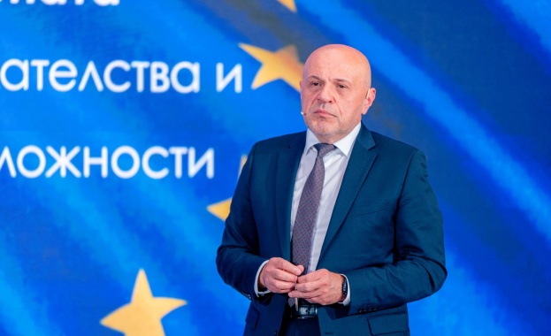 Вицепремиерът Томислав Дончев представи изкуствения интелект МИР която ще подпомага