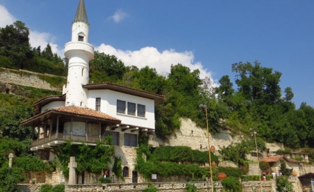 Месец и половина преди да изтече договорът на директора на