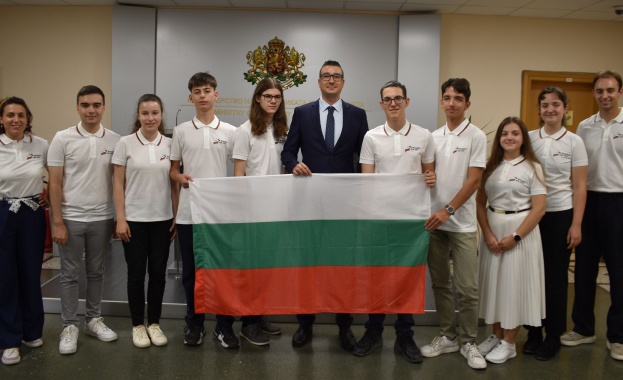 Министър Дилов връчи националното знаме на българския отбор, който ще представи страната ни във 2-рото издание на Международната олимпиада по изкуствен интелект