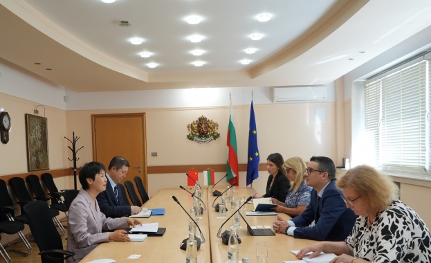 Министър Дилов и посланикът на Китай обсъдиха възможностите за насърчаване на двустранната търговия