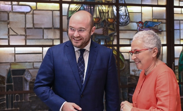 Защитата на правата на лицата търсещи убежище и контрола на