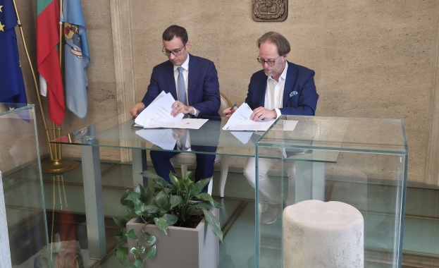 Кметът на София Васил Терзиев и регионалният директор на Веолия за