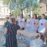 Българският Червен кръст получи вода за попълване на бедствения си резерв, като част от водата ще се раздава по време на горещите дни