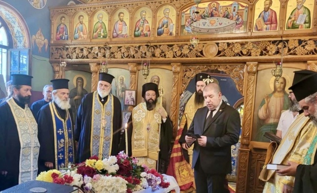 Десетки си взеха последно сбогом с йеромонах Антим от Кричимския манастир