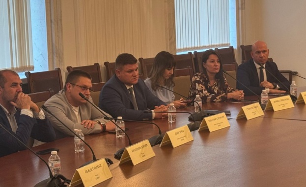 Конкретни и координирани действия между институциите поискаха народните представители от