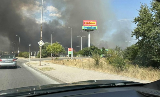 Гъст дим се издигна над западната част на София в