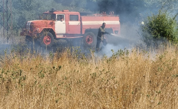 Голям пожар избухна днес следобед в местността Бакаджик в посока