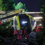 Най-малко трима души са загинали, след като пътнически влак дерайлира в Южна Германия