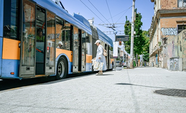 Над 56 720 кв м тротоари са обновени на територията