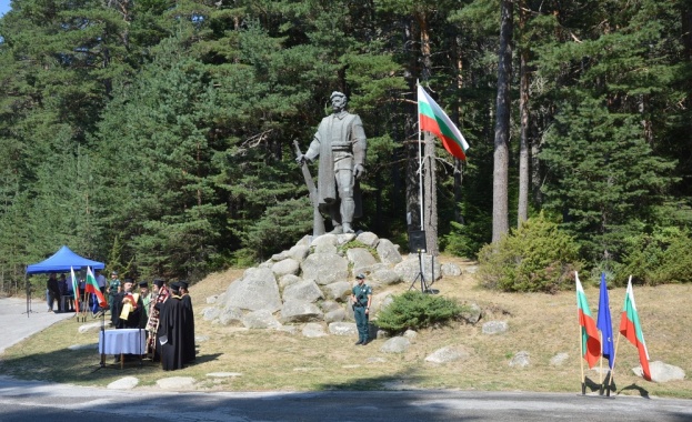 С възпоменателна програма пред паметника на Гоце Делчев в село