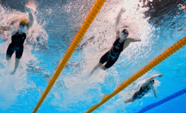 Щафетата на САЩ микс двама мъже и две жени на