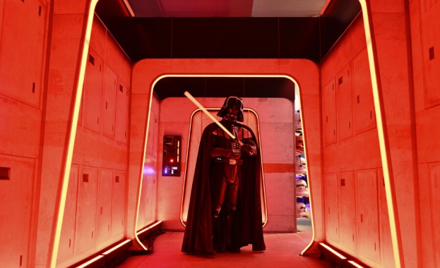 Светлинният меч на Дарт Вейдър от Междузвездни войни Империята отвръща