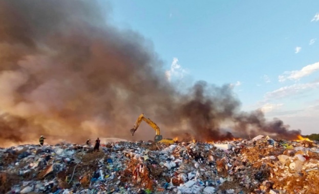 Избухналият пожар снощи в депото за твърди битови отпадъци край